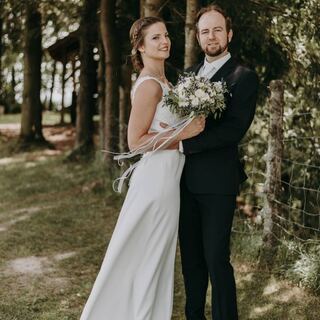 Brautpaar beim Hochzeitsportrait am Waldrand