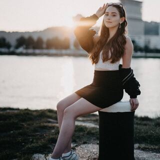 Portraitshooting einer Frau am See bei tiefem Sonnenlicht