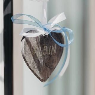 Hochzeitsdetail mit dekorativem Herz am Fenster