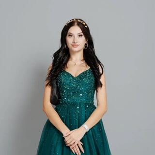 Portrait einer Maturantin im grünen Ballkleid