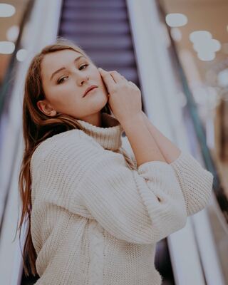 Nahes Portrait einer Frau im hellen Pullover