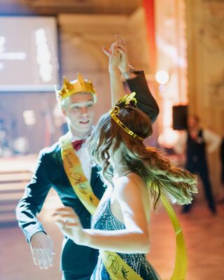Paar beim Einzug auf einem Maturaball im Festsaal