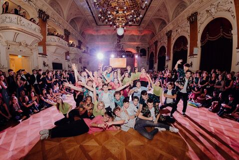 Maturaball-Reportage mit Tanzfläche und Publikum im Festsaal