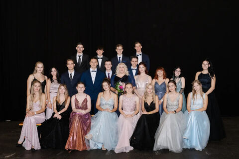 Festsaal mit rotem Teppich vor einer Maturaball-Eröffnung