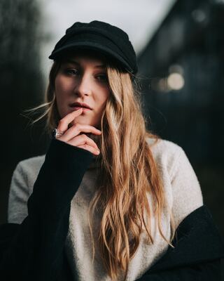 Outdoor-Portrait einer Frau auf einer Treppe im Wald