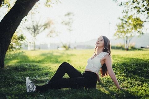 Sommerliches Portrait einer Frau auf einer Wiese