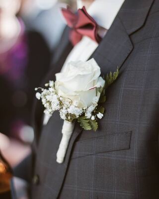Brautpaar beim Hochzeitsportrait am Waldrand