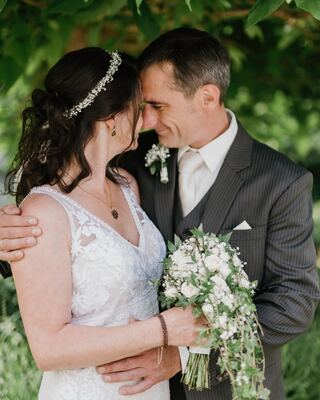 Brautpaar beim Hochzeitsportrait im Grünen